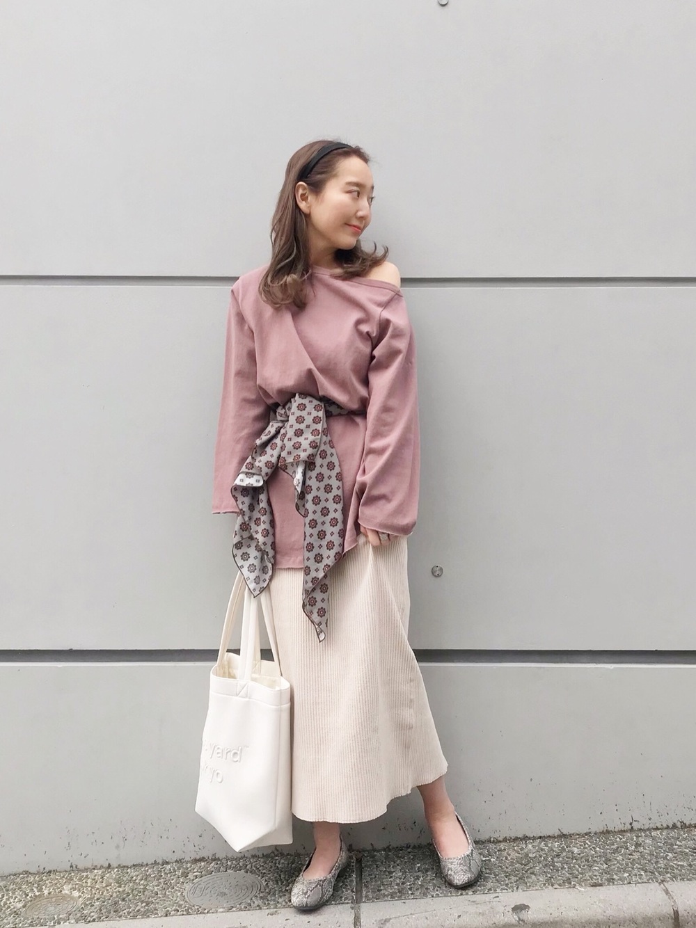 春季也能小露性感！以露肩上衣連結微辛的個性Look2