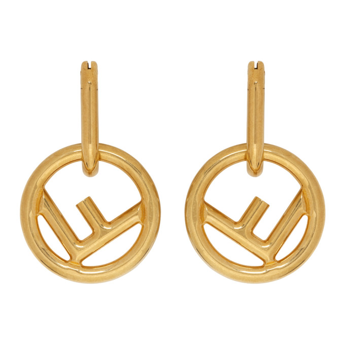 一对金色环形耳饰。徽标五金吊坠，配有铰链圈式针扣。 垂长约 6cm。