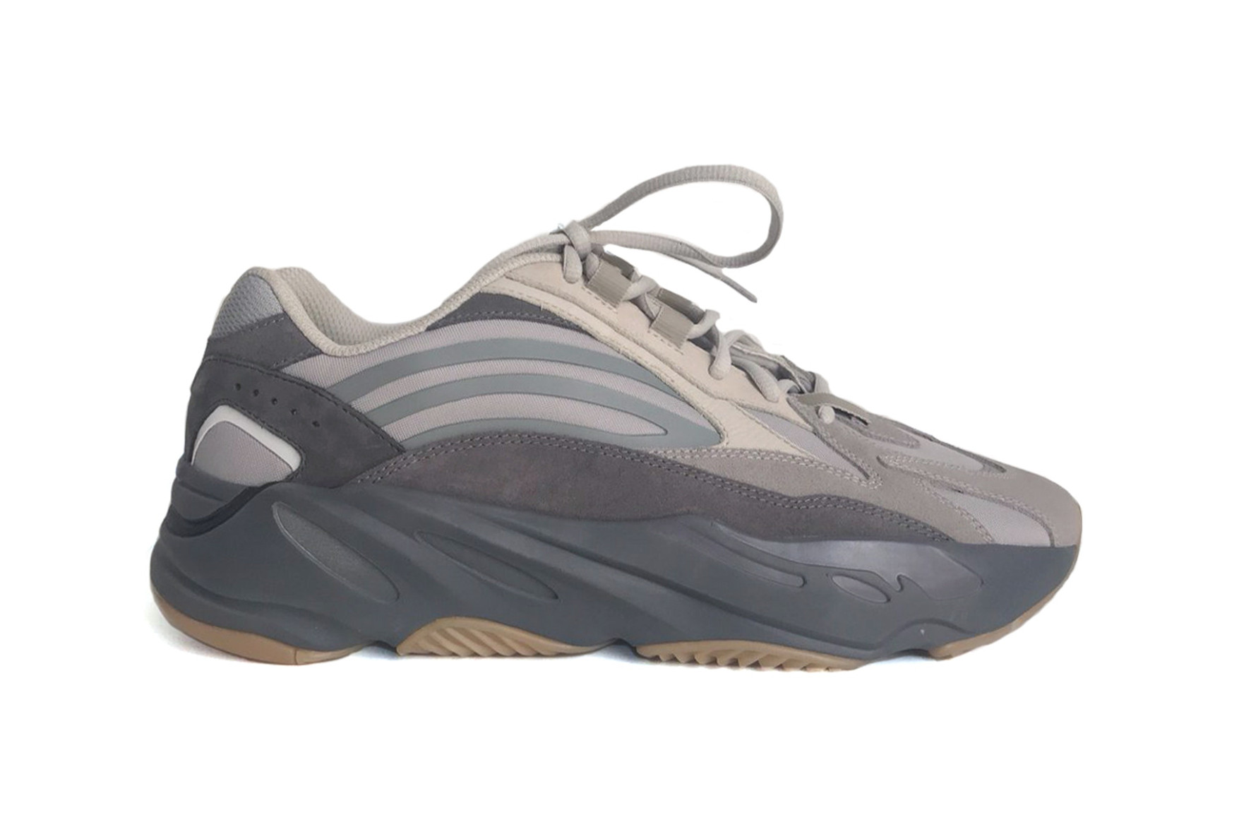 Kanye yeezy clearance 700 v2