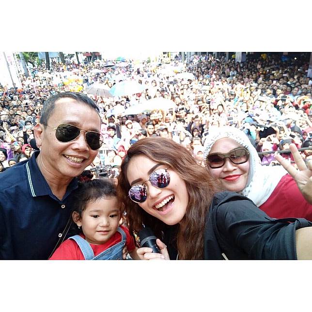 10 Momen Kebersamaan Ayu Ting Ting & Ayah Rozak, Sayang Banget Deh