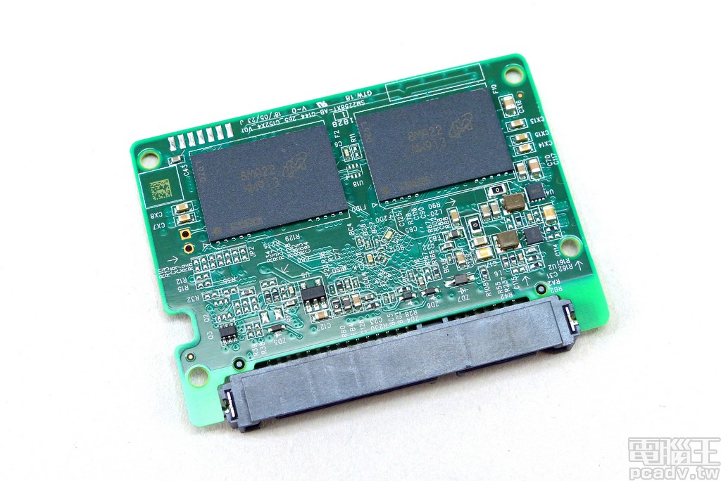 其餘 2 顆快閃記憶體安排在電路板背面