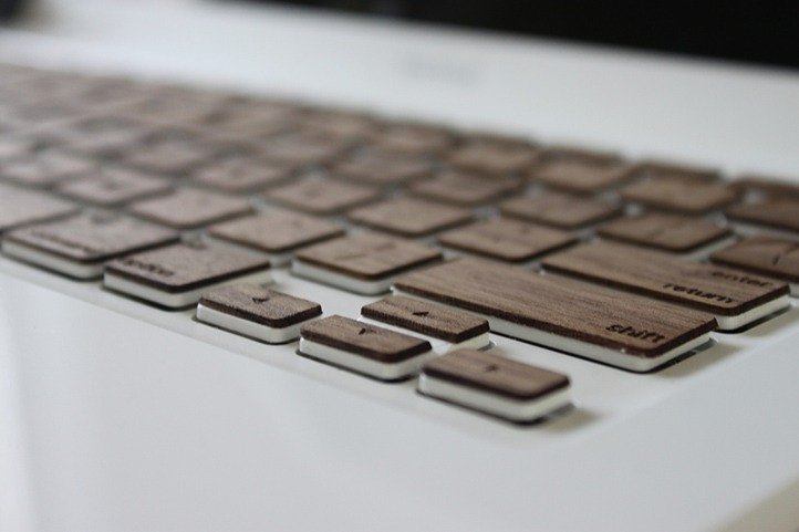 商品名稱 : Mac 實木 鍵盤貼膜 (厚度只有0.6mm) 筆電蓋上並不會碰到螢幕 木紋 : 黑胡桃木 **空白鍵可定制唷!! 請提供字體 和要刻的字~** 商品規格 : Macbook 所有型號筆