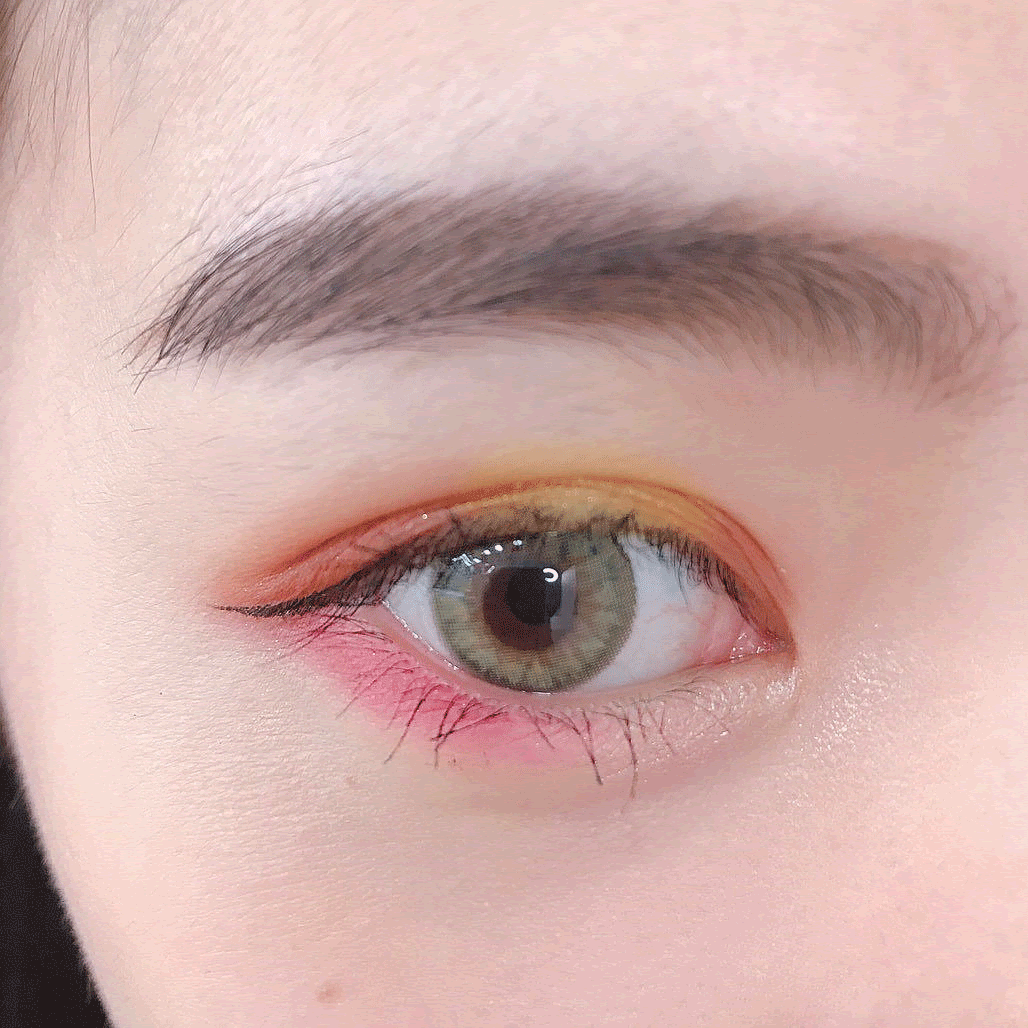 C:UsersS3-56Desktop(LOOK)英國 Makeup Revolution~Soph聯名款18色眼影盤(18x0.03oz／0.8g)動圖3.gif