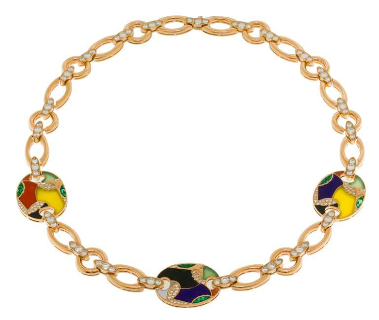 BVLGARI頂級彩寶項鍊╱頂級玫瑰金項鍊，鑲嵌3顆綠玉髓、4顆粉紅珊瑚、2顆珍珠母貝、2顆玉髓、2顆舒俱徠石、5顆縞瑪瑙、21顆Buff Top凸圓形切割祖母綠，及密鑲鑽石╱4,500,000元。（圖╱BVLGARI提供）