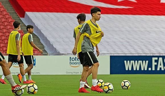 Fulham Teenager Ben Davis Stuns Singapore By Choosing Thailand