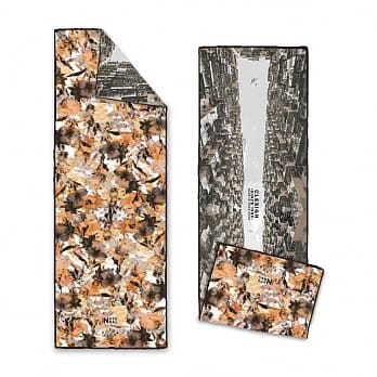 ．風靡全球的Clesign，對人、環境皆友善的專業瑜珈品牌。．少量抑菌碳纖維 + 具羊毛觸感的新型陽離子島絲纖維表面。．有機無毒認證水性油墨，使用高科技熱昇華技術印刷。．快速乾燥、防滑耐磨，雙面風格使