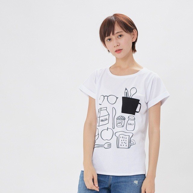 / 商品說明及故事 / so that's me x 許匡匡 插畫設計合作款 戴上眼鏡，鉛筆攪拌著咖啡思考一日之計 個性雖然隨和，堅持的生活原則是 無論多晚起，都一定要吃早餐! https://c1.