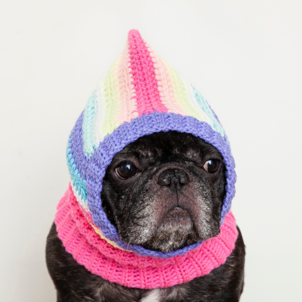 品牌：Chubby Rainbow有粉彩、復古兩種彩虹色可選擇。純手工編織，依毛孩臉圍、頸圍尺寸訂製。版型貼合臉部不易脫落，編織成品稍有彈性穿戴更舒適。頭套延伸至頸部，同時保暖頭部與頸部。尖尖彩色頭套