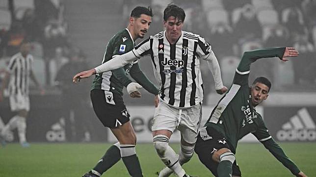 Penyerang Juventus, Dusan Vlahovic (tengah). [ISABELLA BONOTTO / AFP]