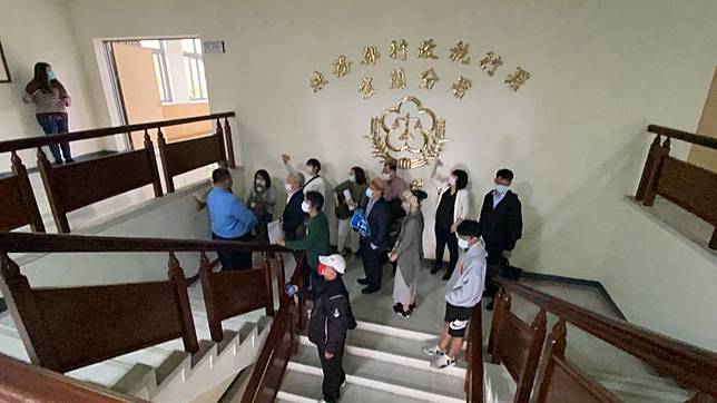 影／1萬8罰款未繳房子被法拍 婦人跪求無法挽回