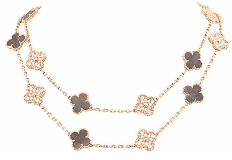 Van Cleef & Arpels「Vintage Alhambra系列」灰色珍珠母貝鑲鑽長項鍊╱1,780,000元。（圖╱Van Cleef & Arpels提供）