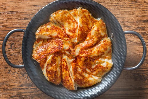 餃子を焼くにはフライパンではなくスキレットを使うべき理由 オリーブオイルをひとまわしニュース