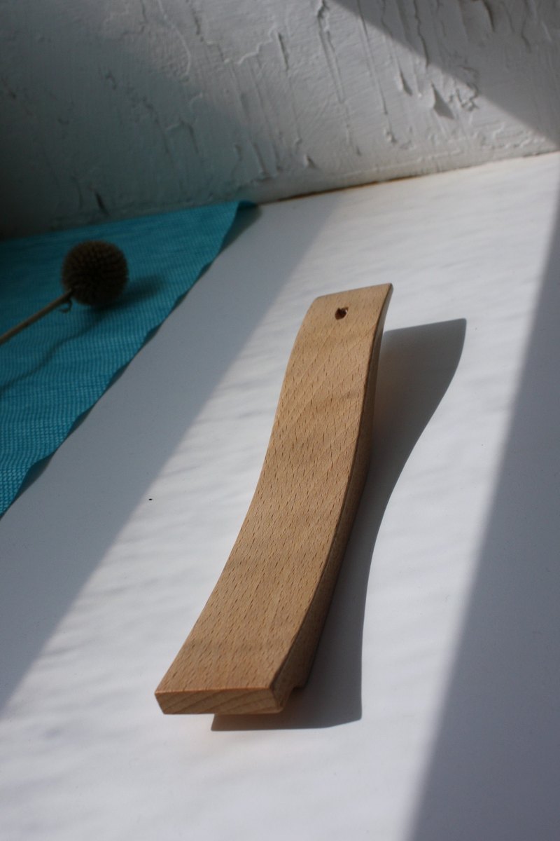 山毛櫸清爽色調及質地 十分適合日系清新之風格搭配 簡潔修長的線條曲線 本款設計為專屬臥香使用之香盤 臥香與香盤的角度呈現細心考量落灰的設計 讓點香在生活中更輕鬆 便利 自然 更具巧思 閒置時擺放於空間