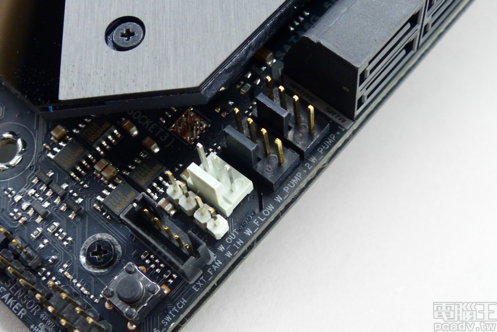 水冷專用針腳集中於 SATA 6Gb/s 連接埠下方，EXT_FAN 針腳插座用以擴充風扇插座與溫度偵測