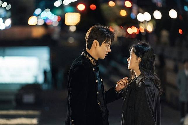Lee Min Ho dan Kim Go Eun dalam adegan di drama Korea, The King: Eternal Monarch (Netflix, The King Eternal Monarch via KOMPAS.com)