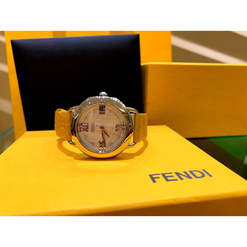 品牌: FENDI 原廠公司貨型號: FD-F8020345H0D1LL錶殼直徑:約36mm機芯: 石英 機芯錶盤顏色: 天然母貝錶殼材質: 不鏽鋼 羅馬字刻度 真鑽 8 顆錶帶材質: 艷黃 高級手工