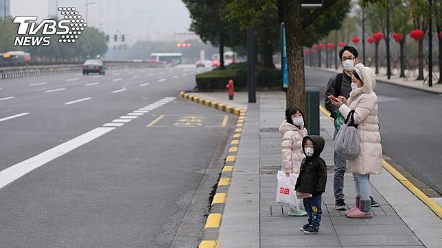 中國大陸湖北省武漢市爆發新型冠狀病毒引發的肺炎疫情在全球迅速擴散。(示意圖／TVBS)