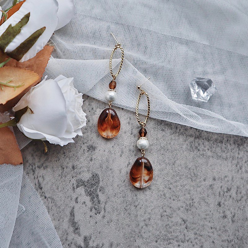 ??日本材料入 材質: 壓克力琥珀暈染石，棉花珍珠，日本金屬配件