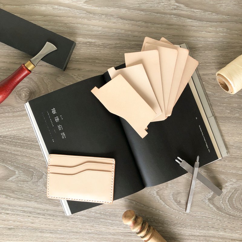 對於想要親自體驗手作皮件的朋友，我們有讓沒有經驗的人也能輕鬆體驗的手作入門課程。只要帶著期待的心情來體驗，不到半天的時間，由專業老師的指導下，就可以完成專屬於自己的皮革小物。