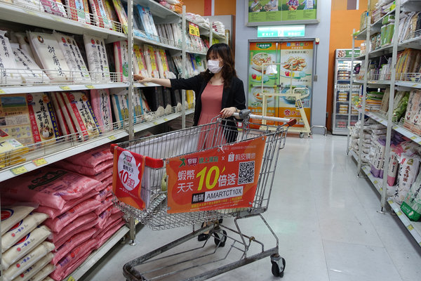 HAPPY GO Pay使用教學，最懂女人心的行動支付，週年慶血拚省很大，付款、電子發票載具、集點一次完成上手超容易