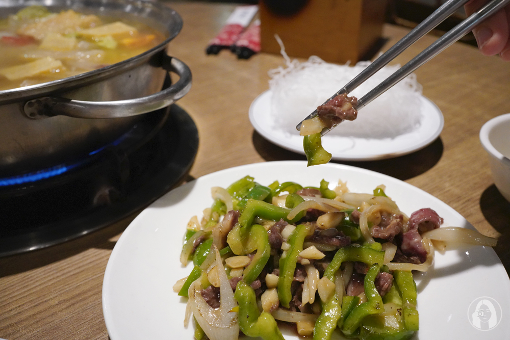 高雄.美食 牛老大涮牛肉二店食記，產地直送溫體牛就是威！鮮甜嫩掛保證，美味湯頭喝到見鍋底