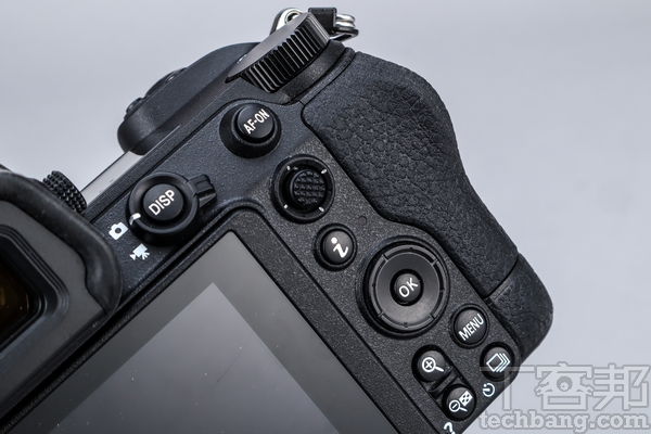 機背操作鈕 搭載對焦搖桿配置，不過四向鍵距離過近，操作時略顯難按。