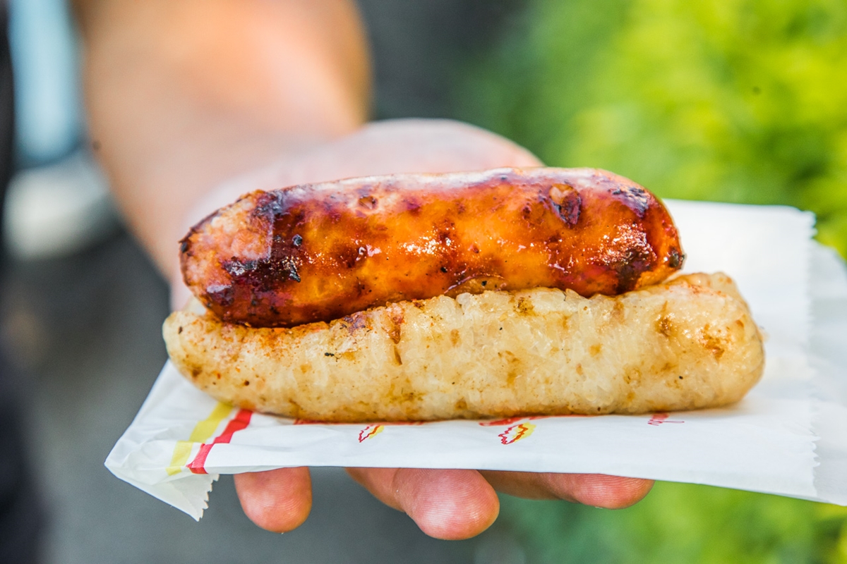 在地傳奇路邊攤！全台６家超人氣烤香腸：廟口超狂香腸瀑布、熟客狂買50條