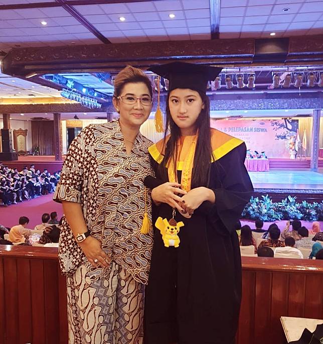 Rika Callebaut saat hadiri wisuda putri tercinta