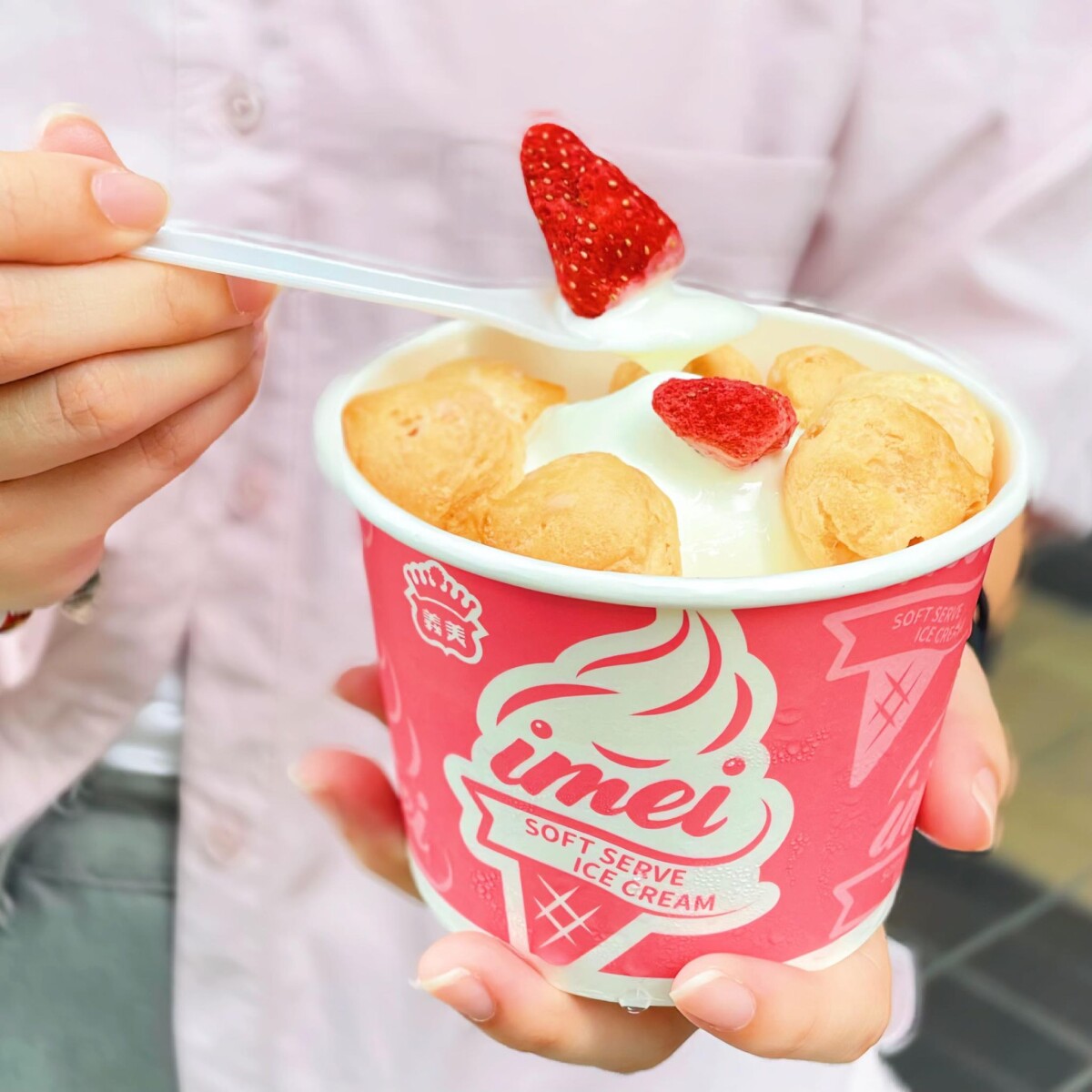 霜淇淋優惠！義美「草莓泡芙霜淇淋聖代」新上市，嚐鮮價開吃，再享冰咖啡第2杯半價