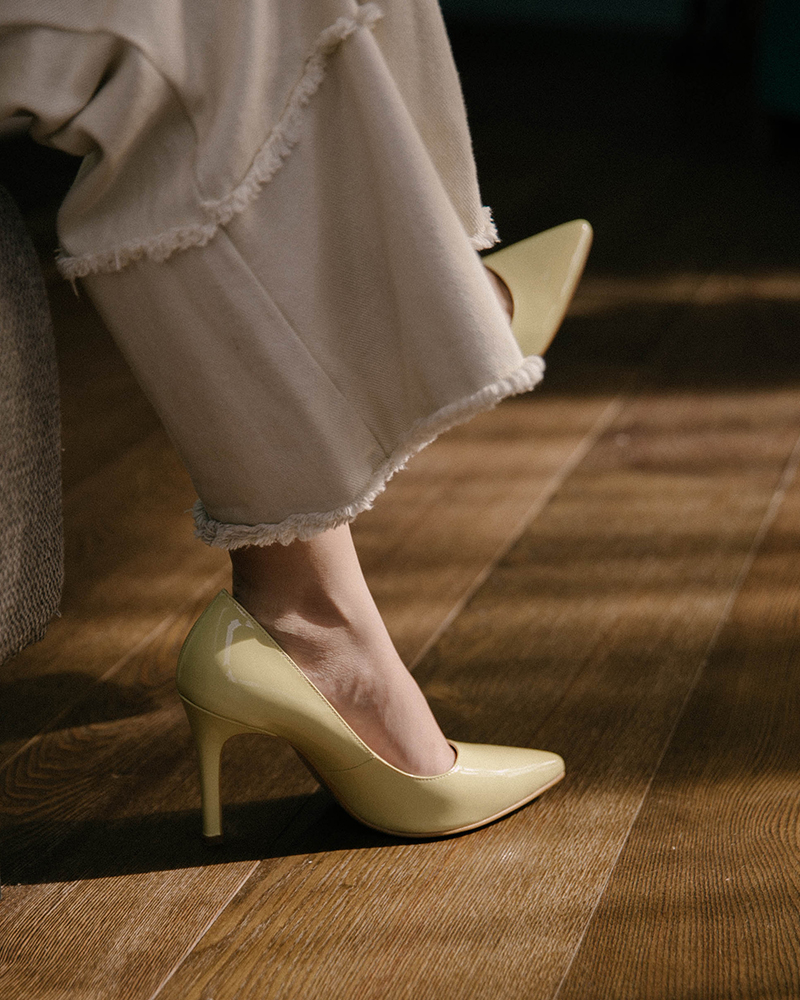 尖頭/合成皮革/跟高9.7cm 保養方法：不宜直接水洗，可以用軟布輕輕擦拭。*平時閒置期間建議放置在防塵袋中並保持通風乾燥。*請避免放置在高溫或陽光直射處以及避免刮到造成結構斷裂。