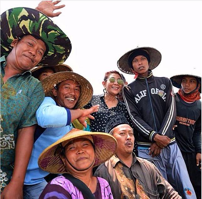 Viral! Menteri Susi Terlelap di Airport & 7 Bukti Beliau Gak Jaim