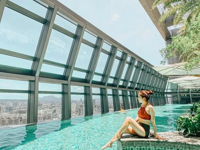 堪稱板橋信義區的板橋車站是新北商務及旅行的重要地段，而【板橋凱薩飯店】這間台北住宿就位在林立的重劃大樓之中。走進這家板橋飯店那挑高金碧輝煌的大廳、舒適寬敞的公共空間、整體選色及氛圍等無處不散發星級飯店的經典氣派。客房還選用king size的美國舒達床墊，手腳盡情伸展大字型睡也ＯＫ，而來到板橋凱薩最不能錯過的當然還是頂樓的高空無邊際游泳池囉。