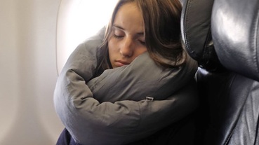預防落枕100分！網友推薦長途飛機頸枕、超好睡枕頭總整理～