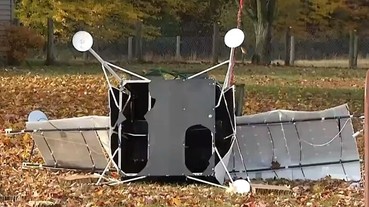 美國婦人在自家農場發現來自兩萬公尺高空的不明飛行物殘骸，上面竟還有三星的LOGO？