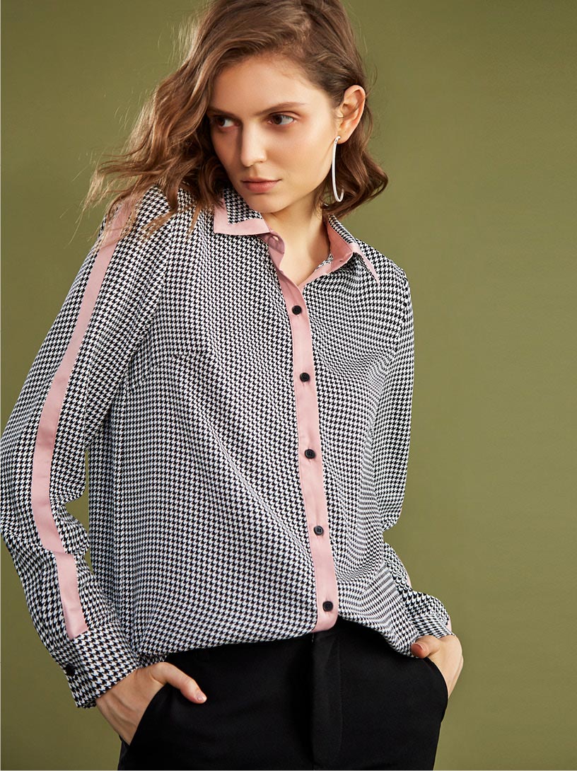 MOMA 千鳥紋撞色長袖襯衫 微型千鳥格印花顯露經典氣息， 領片拼接異材質邊緣展現雅緻都會風格。 商品尺寸表－單位：公分 ※本尺寸表皆為水平測量，會因布料彈性、水洗處理、測量起訖點等因素，與實際商品尺
