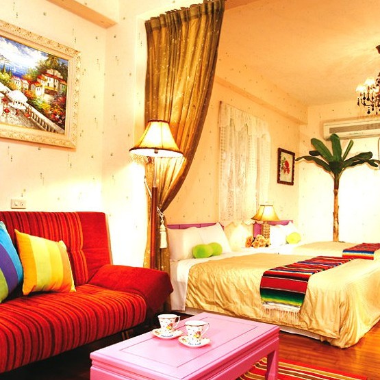 衿日林民宿擁有得天獨厚的地理環境，位於冬山河親水公園的正對面。在這裡，不論是曙光微露或是夕陽西下，您都能夠近距離的欣賞到冬山河的不同面貌。從窗外望去，映入眼簾一片綠油油的稻田，它總是夏天最美麗的一幅畫