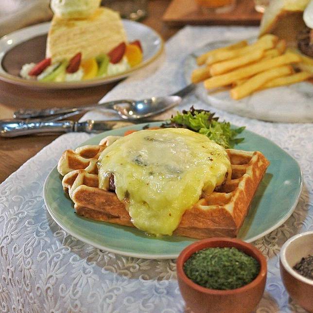 5 Waffle Asin Dengan Topping Berlimpah Di Jakarta Qraved Line Today