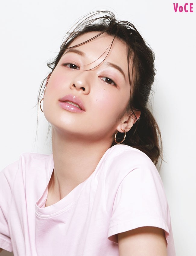 夏注目のキラキラ透けリップで 三吉彩花が大人のリゾートメイク