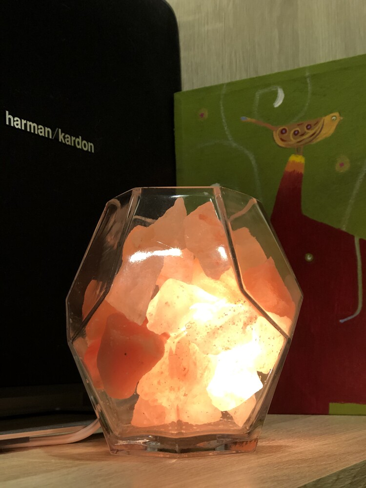 精油和鹽燈是釋放溫暖和舒緩情緒的兩大法寶對平衡五感甚至找回自我有異曲同工的效果 鹽燈加上精油兼具嗅覺觸覺以外的五感覺受不只讓空間營造出浪漫柔和的光氣息進一步地舒緩情緒產自喜馬拉雅山的鹽晶礦製成的鹽燈在