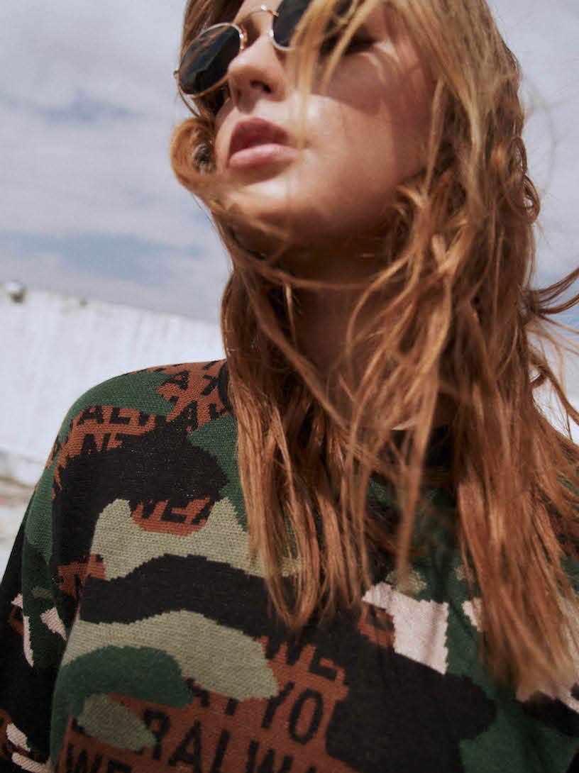 MOMA 個性字母迷彩毛織上衣 迷彩圖案表現時髦性格，字母設計為個性衣著注入街潮精神。 商品尺寸表－單位：公分 ※本尺寸表皆為水平測量，會因布料彈性、水洗處理、測量起訖點等因素，與實際商品尺寸略有誤差