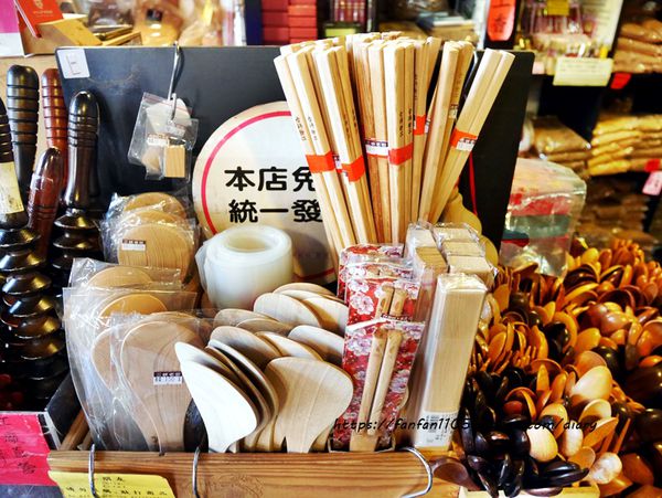 【三峽老街】三峽必買伴手禮 #台灣檜木館 #彰化社頭棉襪機能服飾 #襪子一雙10元 #三角湧老街 (42).JPG