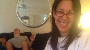 媽媽收到「40歲後的性愛」書籍 但打開後...哥哥的反應成為全場焦點！