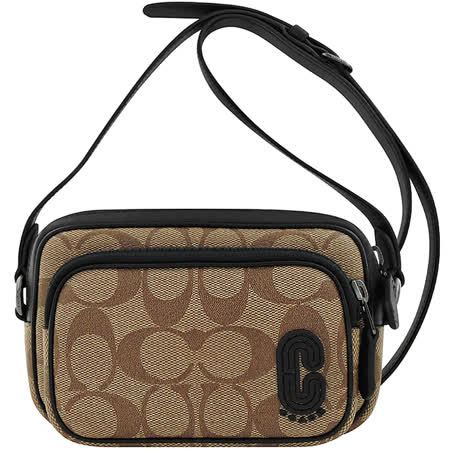 小型斜背包，大C PVC設計可收納iPhone8 Plus或其他同尺寸裸機正面以一LOGO立體皮革徽章妝點拉鍊式封口，正面有一個大型拉鍊隔層