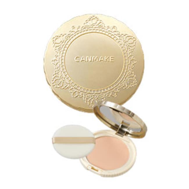 定妝用的蜜粉餅讓底妝更持久，壓縮式蜜粉餅易於攜帶，附鏡子與粉撲。 不需要以特殊清潔產品卸妝，一般洗面乳即可洗淨。 含抗油光粉末，吸取皮脂，預防肌膚泛油，黏膩或脫妝。 含有十種美容成分預防肌膚乾燥粗糙 