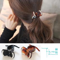 ◎雙面雙排水鑽，手工鑲嵌。|◎作工精細，質量可靠。|◎品牌:Hera赫拉品牌定位:流行品牌款式:髮夾材質:壓克力、水鑽約4x4cm顏色:黑色系,棕色系流行元素:幾何圖樣,全素面商品配件:品牌卡、opp