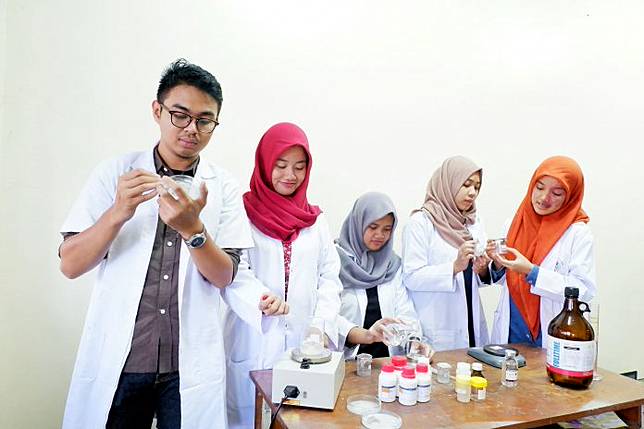 Wuih, Mahasiswa Sulap Cangkang Kepiting dan Udang Jadi Obat Mata 