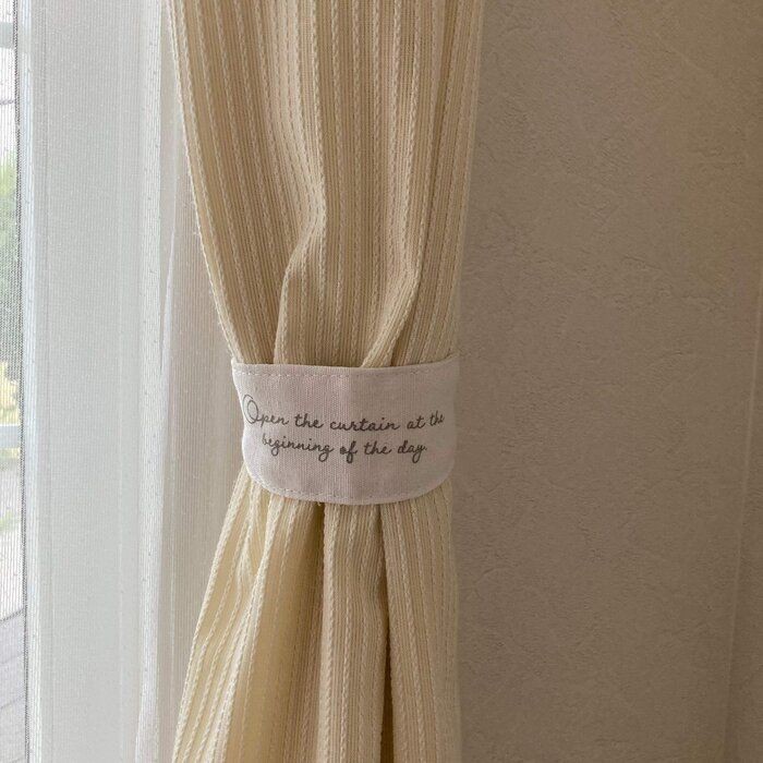 カーテンの気になる隙間 あの悩みを100均アイテムで解決