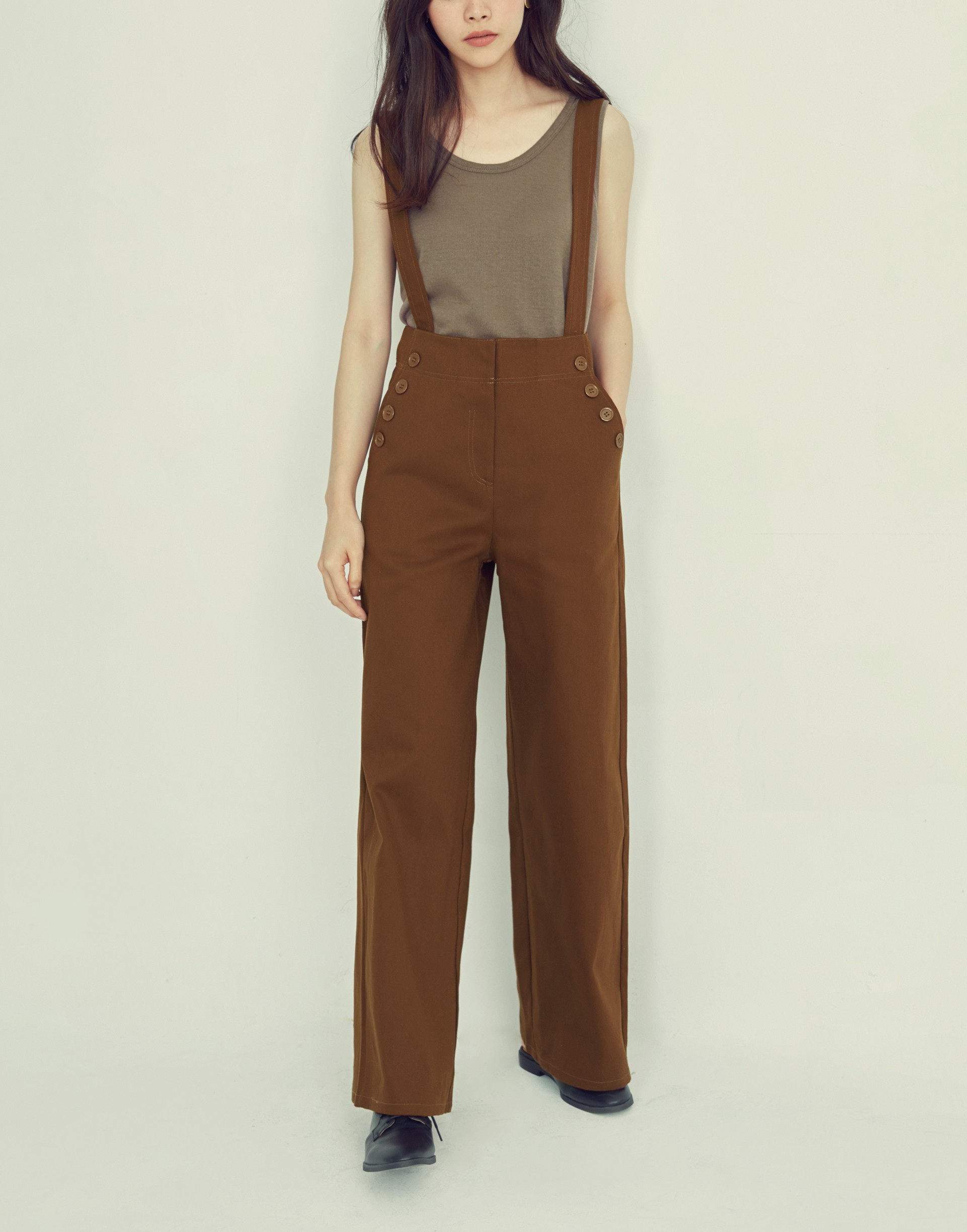 彈性： 適中 舒適有挺度的斜紋布料、肩帶暗釦可調式、褲頭隱形鉤釦設計、前側及後都有口袋、前口袋排釦裝飾設計、寬褲版型