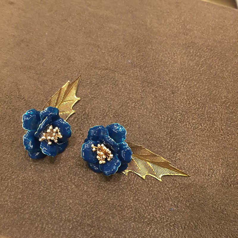 黃銅基底，深綠花瓣輝映黃銅色葉脈 此款為耳針款 可改耳夾