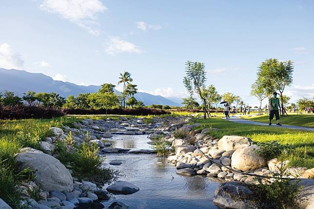 鹿野鄉公所旁的小溪綠地